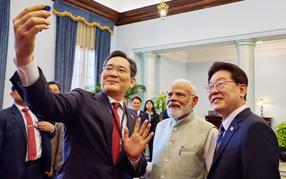 李대통령·모디 총리·이재용, '인도산 갤럭시 플립7'으로 셀카