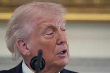 "트럼프 지지율, 한달새 38→33%…경제는 재임중 최저"