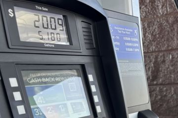 미국인 77% "휘발유값 인상 트럼프에 책임"