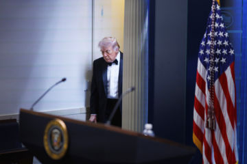 "트럼프, '믿을수 없을 정도로 침착·평온하게' 만찬장 사건 대응"