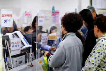 "장 보기 겁났는데 다행"…'고유가 지원금' 첫날 긴 대기줄