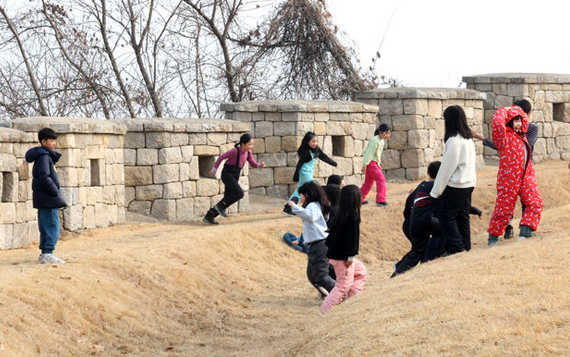 李 "체험학습에 불합리한 교사 부담 있는지 검토"