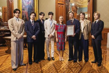 방탄소년단, 멕시코 소칼로 광장 달궜다…5만명 운집