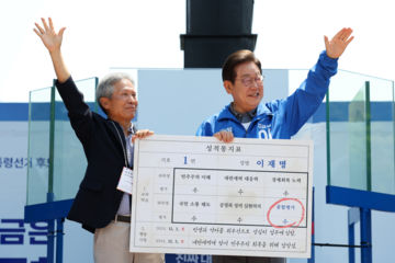 李, 초6 은사와 오찬…카네이션 달며 "고맙습니다"
