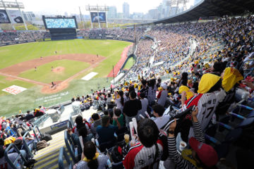 프로야구,  올해 더 뜨겁다…역대 최소 경기 '400만' 돌파