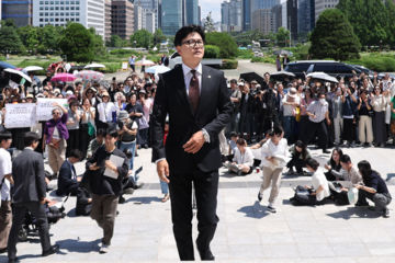 국회 첫 등원 한동훈 "시민의 힘으로 돌아와…보수 재건"