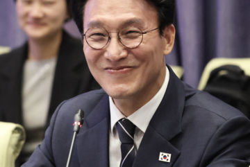 중국서 태극기 배지 거꾸로 단 김민석 총리