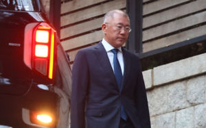 故 정주영 회장 25주기…범현대가 청운동 집결