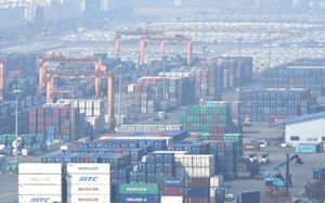 봉쇄에 묶인 K해운…물동량 감소 '적색 신호'