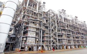 나프타 쇼크에 석유화학사들 '버티기' 돌입