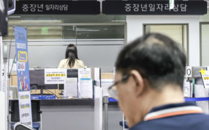 '퇴직 베테랑 시니어' 다시 뽑는 대기업들