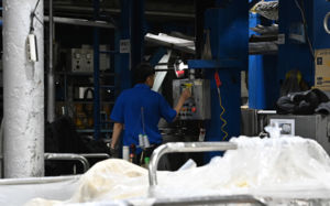 "공포의 4월 현실화 됐다" 휘청이는 중기