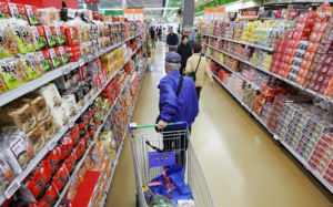 원가급등하는데 수요 자극…유통가 가격 고민