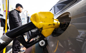 휘발유 2000원 시대 임박…기름값 부담 '가중'