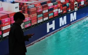 HMM 내우외환…중동 리스크에 부산 이전 갈등