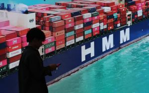 HMM 내우외환…중동 리스크에 부산 이전 갈등