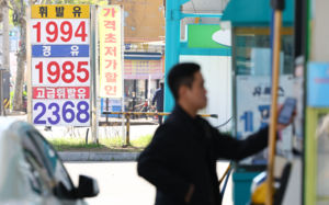 일부 주유소서 못쓰는 지원금…"취지 고려"