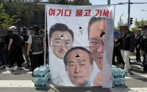 경영진 사진 밟고 찢고…도넘은 삼성전자 노조