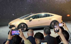  황금빛 물들인 아이오닉 V…"중국 현지화로 성공"