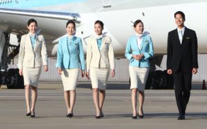 운동화 신는 승무원들…항공업계 변화에 시민들 "환영"