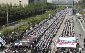 총파업 앞둔 삼성 노조위원장, 해외휴가 논란