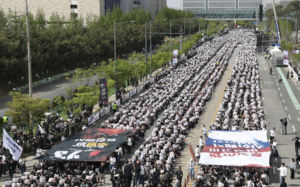 국민 10명 중 7명 "삼성전자 파업 부적절"