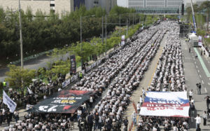 삼성전자 파업 리스크에…실적 전망치 '하향'