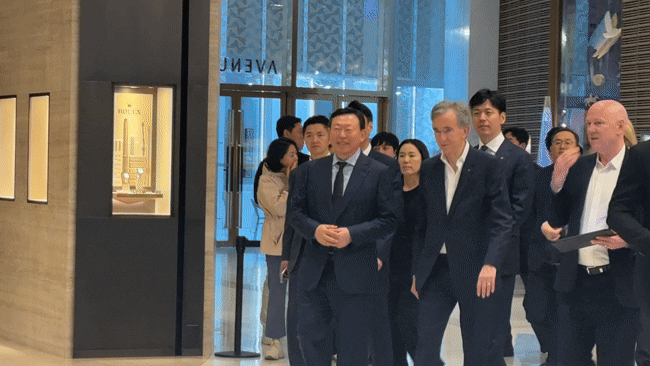 롯데 신동빈, LVMH 아르노 회장 직접 맞았다