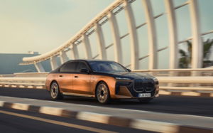 "강남 한복판서도 조용"…BMW i7, 전기 럭셔리 세단 '존재감'