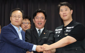 쪼개진 노조 결국…DS·DX 분리교섭 체계로