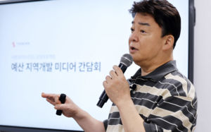 "먹거리로 발길 붙잡았다"…백종원의 실험