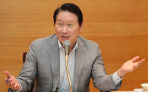 최태원 "성과급, 이해관계 고려해 재검토"