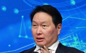 최태원, SK 중간배당 '세후 100억' 수령 전망