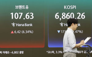 사우디 수도까지 공습경보…원유 확보 비상