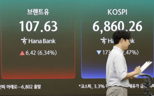 사우디 수도까지 공습경보…원유 확보 비상