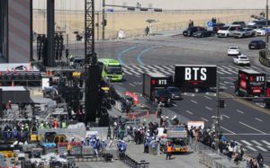 BTS 공연, 세계 이목 집중…외신도 취재 경쟁