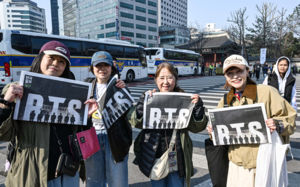 "한국 역사까지 배웠다"…광화문 몰린 세계 팬들