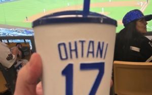 오타니 컵 10만 원 논란…팬들 분노에 '무제한 리필'로 선회