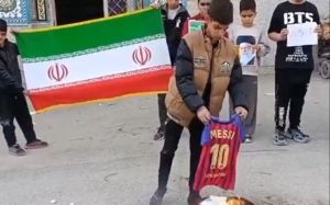 '트럼프한테 박수?'…메시 유니폼 불태우는 이란인들