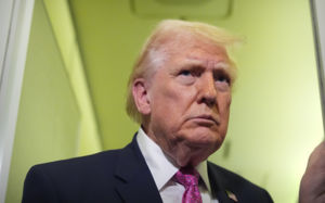 트럼프 초토화 경고…이란, 호르무즈 통행료 추진