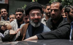 "이란 모즈타바, 의식불명으로 통치 불가"