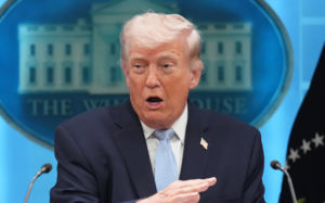 트럼프 "호르무즈 통행료 부과 당장 멈춰라"