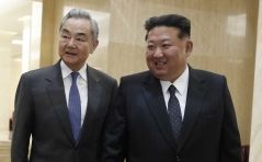 北 김정은, 中 왕이 만나 "전략적 소통 강화"