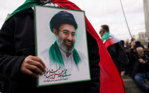 "모즈타바, 얼굴 훼손·다리 중상서 회복 중"