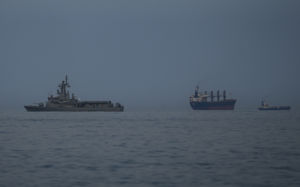 미 "호르무즈 기뢰 제거" 이란 "美군함 제지"