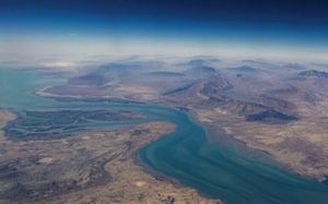 다시 닫힌 호르무즈…인근 유조선 공격받기도