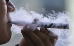 英, 2009년 이후 출생자 평생 담배 못 산다