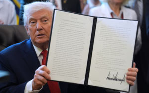 트럼프, 마리화나 1급→3급 하향…연구·의료 활용