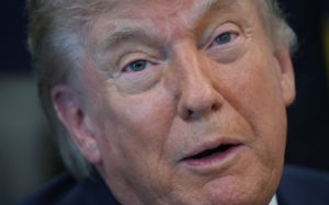 트럼프 "이란에 핵 안 써…합의까지 해협 봉쇄"