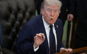 전쟁 시한 5월1일 넘기나…트럼프의 선택은